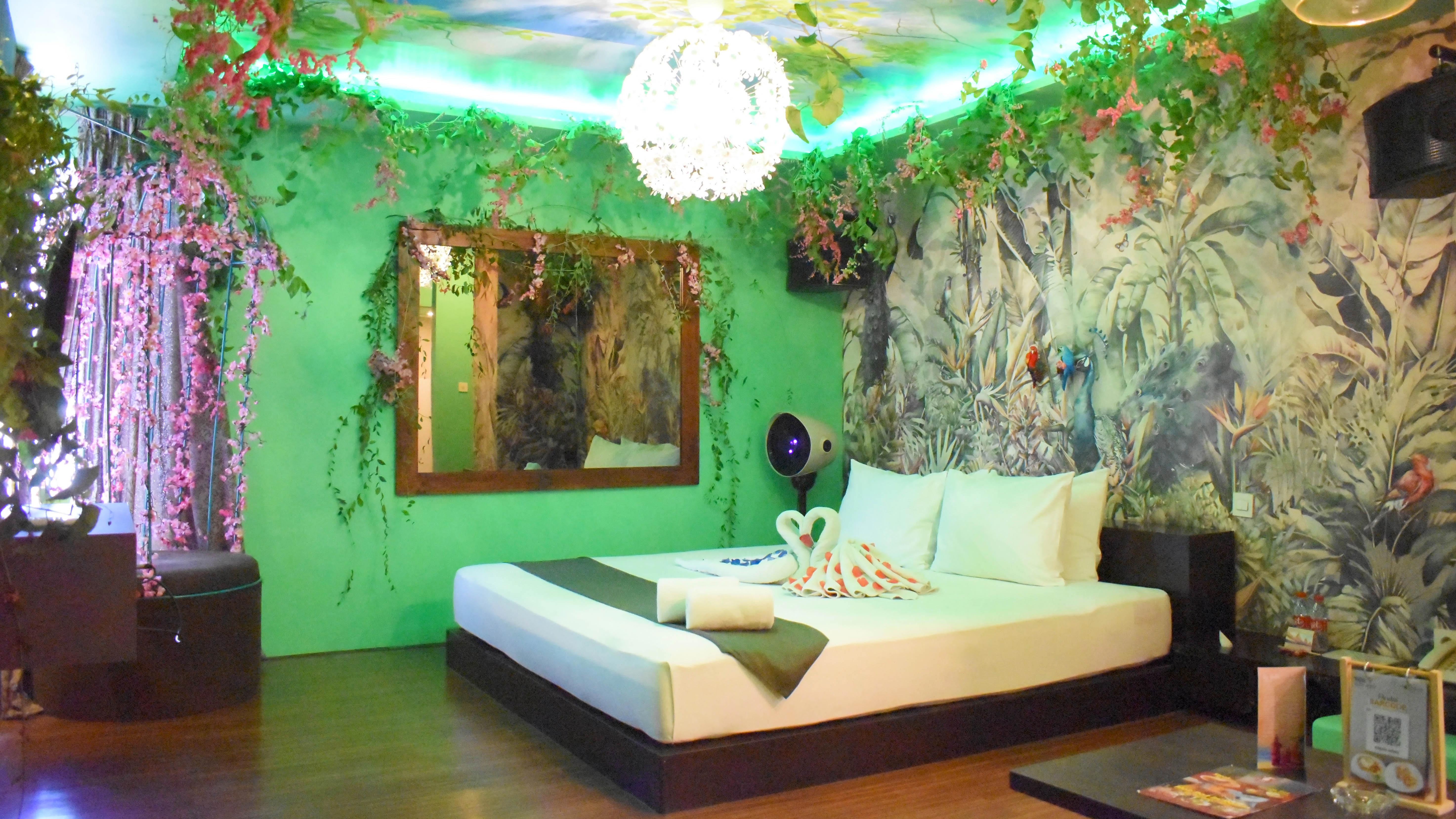 Tropical Room Kedaton 8 Hotel